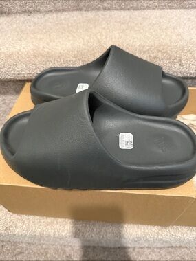 Yeezy Slides in Onyx